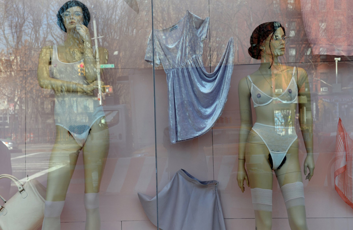 Är busken på väg tillbaka? American Apparel hyllar det naturliga med könshårsprydda skyltdockor, men får kritik…