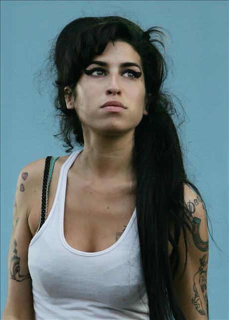 Kompisarna vädjar: Amy måste till rehab!