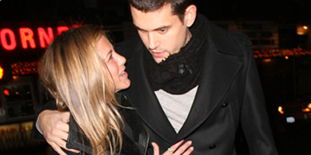 Aniston + Mayer = Sant!
