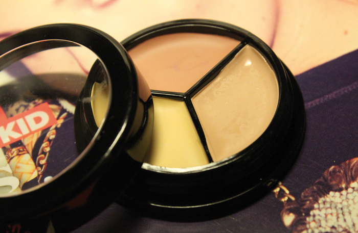 Beauty-Helen visar hur fixar perfekt grund med hjälp av VR’s concealer (som du får gratis med tidningen!)