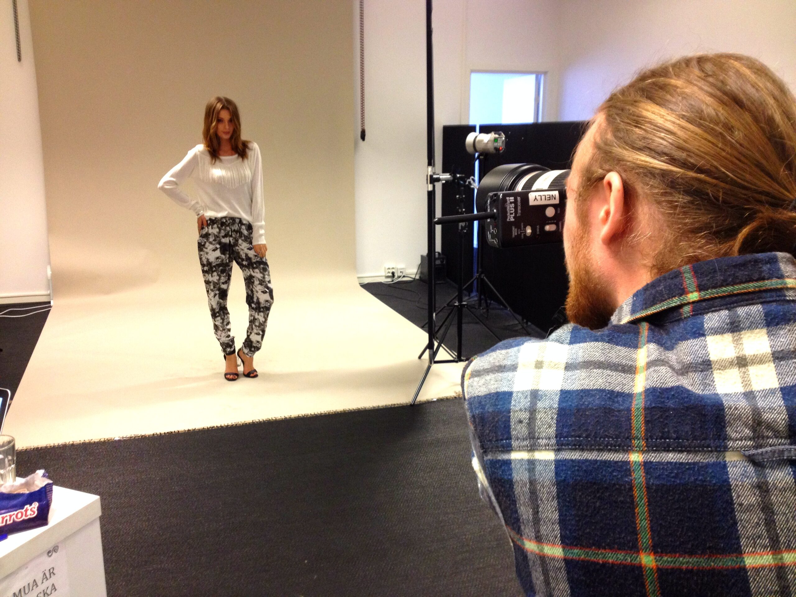Stylist-Emelie bjussar på behind the scenes från modeplåtning