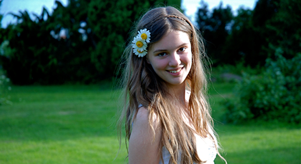 Så gör du finaste midsommarfrisyren