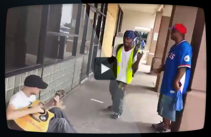 Kille med gitarr får oväntat sällskap – se klippet när solosången blir en grym spontantrio