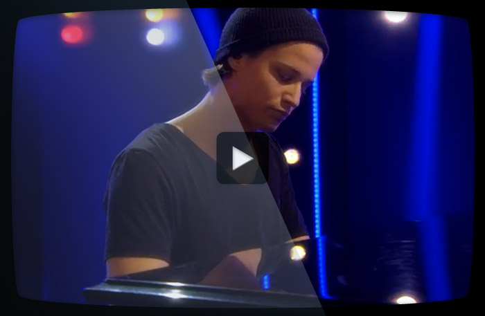 Kygos akustiska version av ”Firestone” är det bästa vi hört (ja, han kan spela piano också…:))