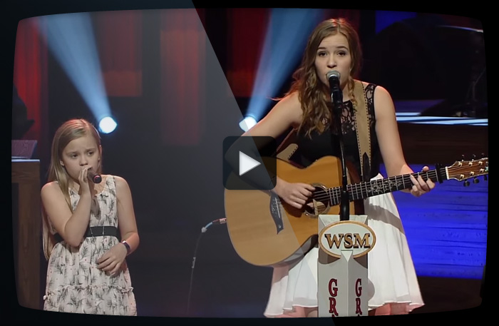 Lennon and Maisy – två av Internets favoritsystrar – framför ”Ho Hey” live på scen