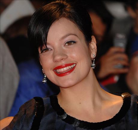 Lily Allen visar underkläder