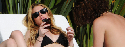 Lindsay slappar vid poolen