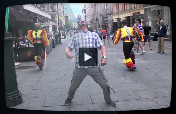 Norrmän lurar folk på stan med limbo och ögonbindel