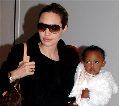 Angelina blir av med sin dotter?