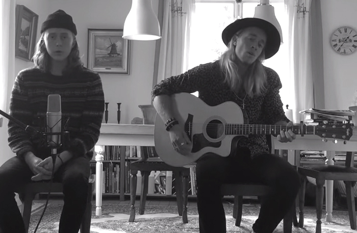Vår svenska favoritduo är tillbaka! Deras One Direction-tolkning ger oss gåshud