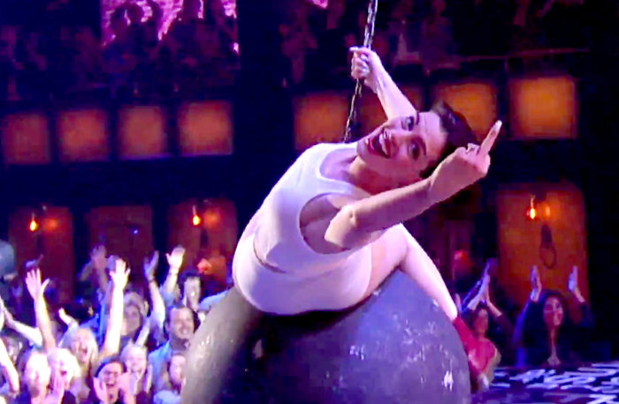 Vi visste inte att Anne Hathaway var så här skön – du MÅSTE kolla hennes Miley-parodi