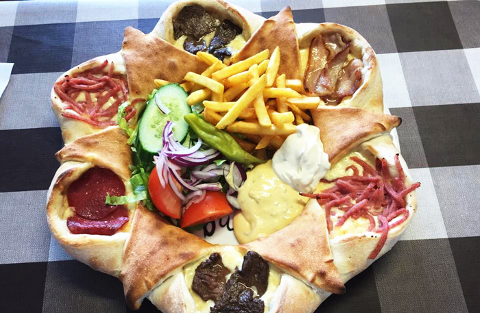Svårt att bestämma dig? Den här Piteå-pizzan har ALLT!
