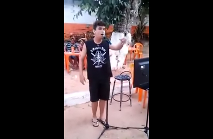 Han sjunger karaoke i flip flops på en strandbar och får besökarna att häpna