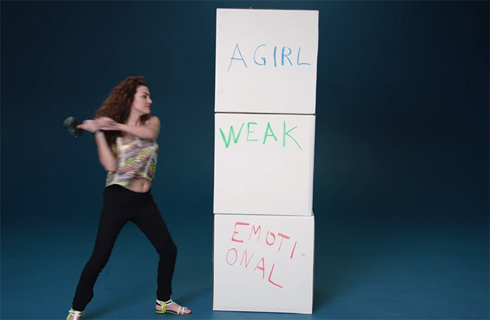 Aldrig har så många behövt se en reklam för mensskydd (jepp, killar också!)