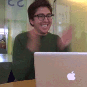 Glad student hittar e-bok