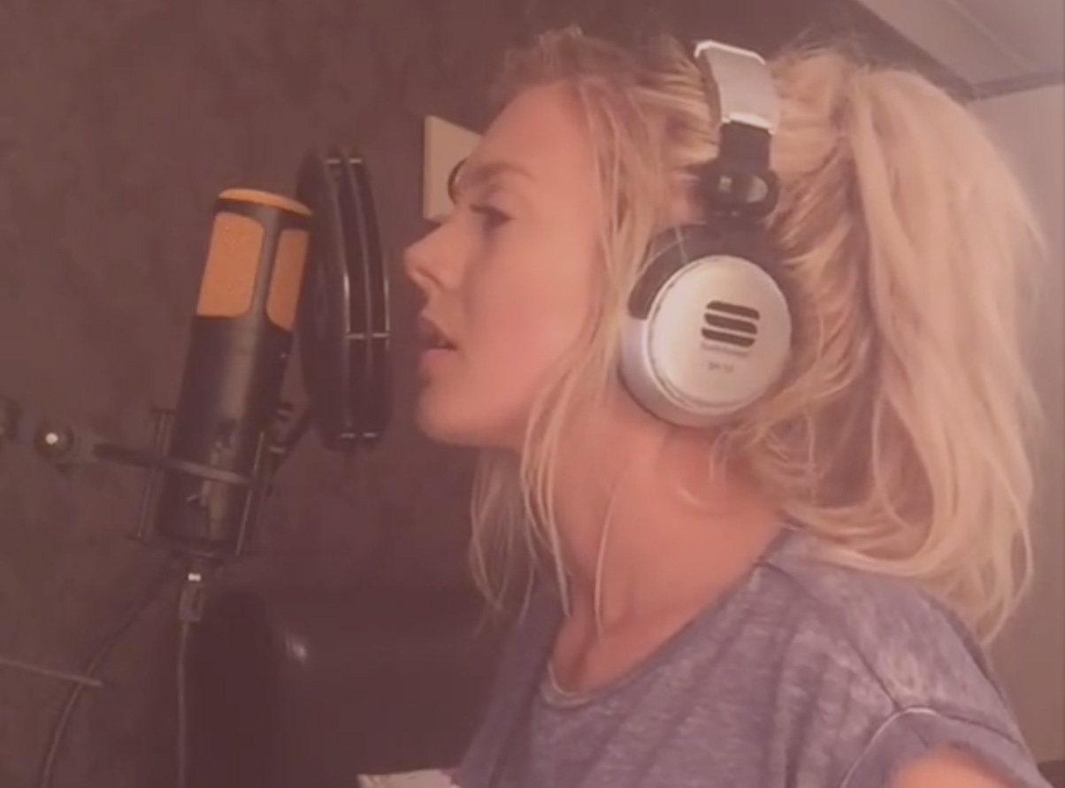 Den här 21-åringens cover på Adeles ”Hello” är sjukt fin (vilken röst!)