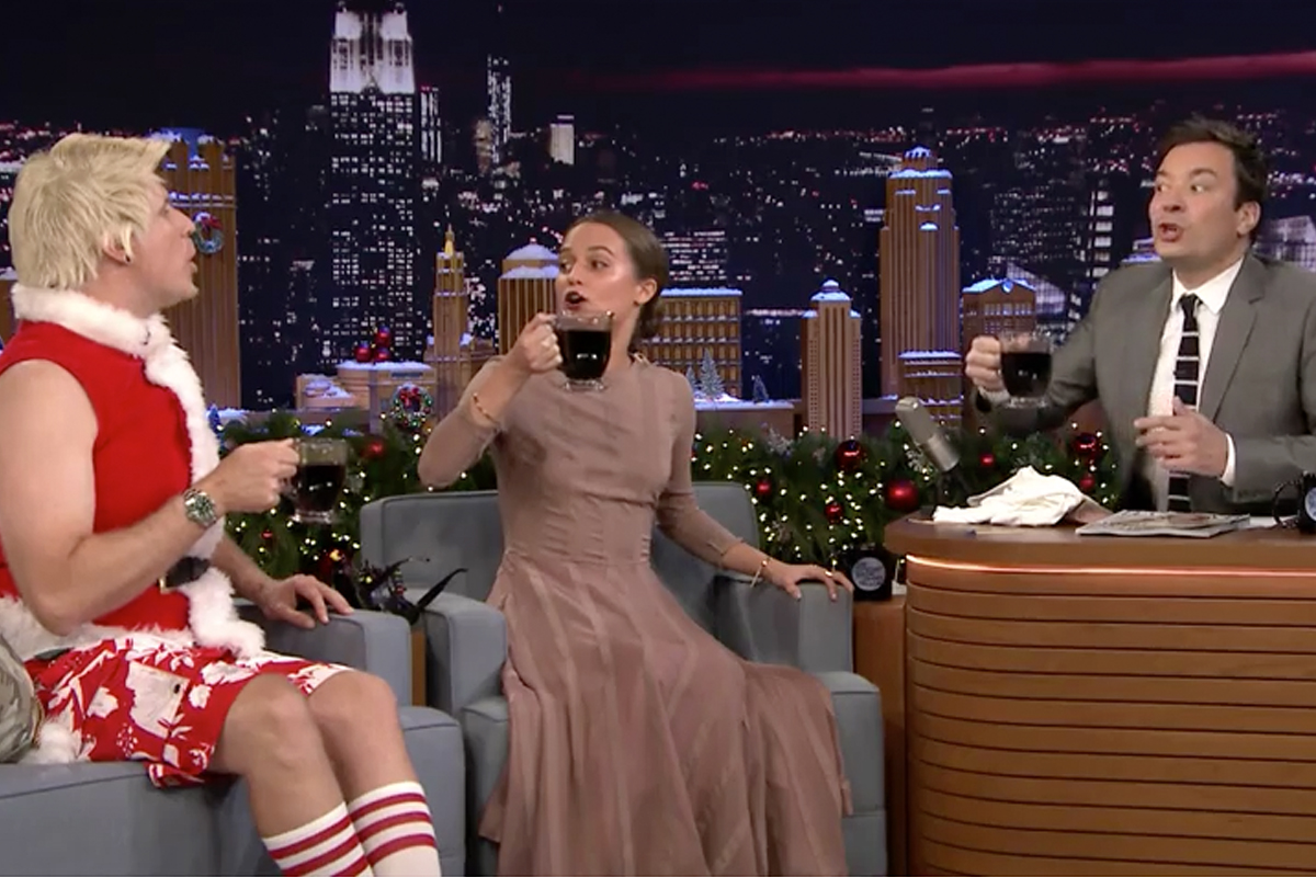 Här dricker Alicia Vikander glögg och snackar skit om Jimmy Fallon med Will Ferrell – så roligt!