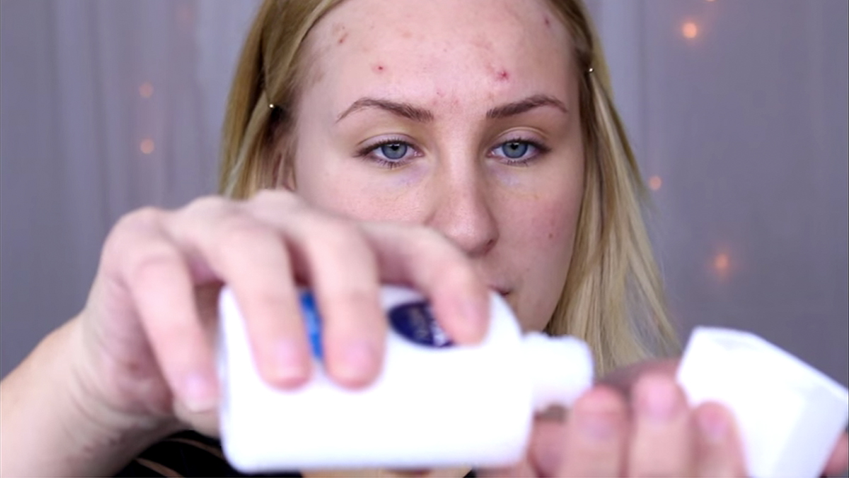 Video: Helen testar beautysnackisen ”manlig after shave som primer” – funkar det verkligen?