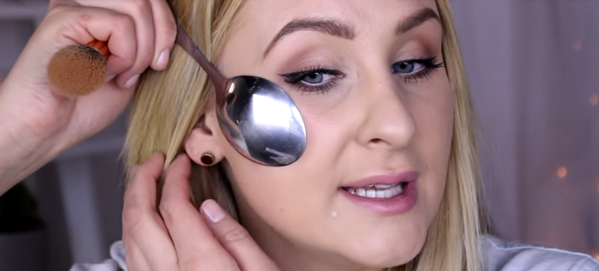 Helen testar beautyhacket ”Contouring med sked” – så blev resultatet