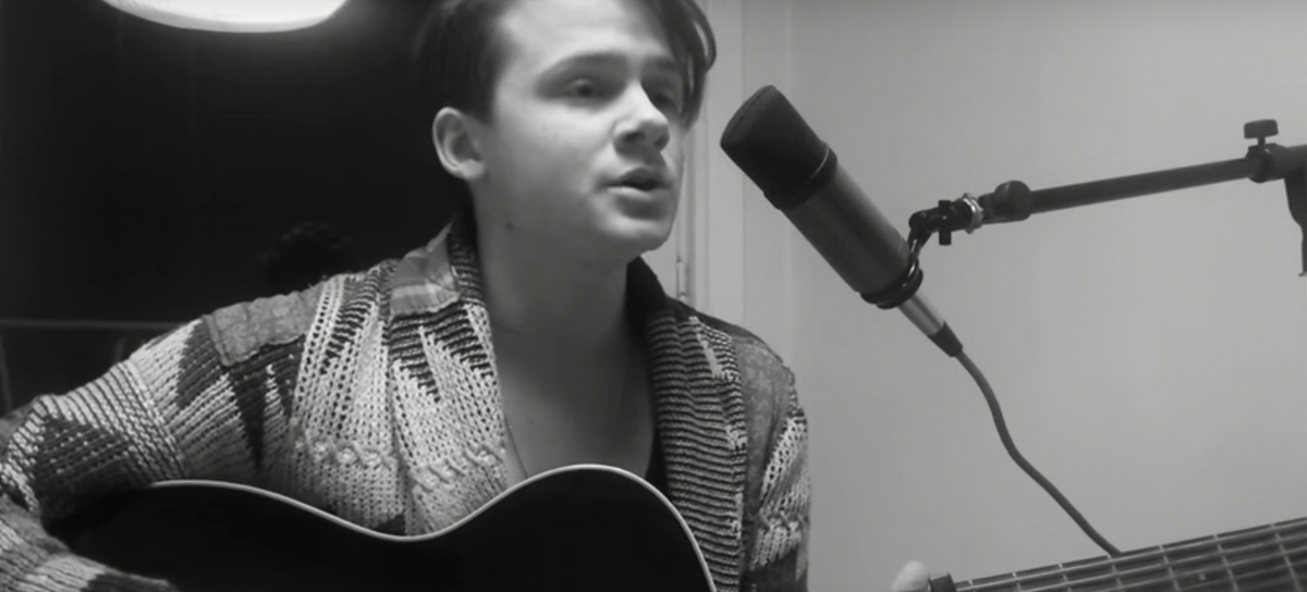 Här sjunger Alexander ”Love Yourself” på svenska – och vi kan inte sluta rysa!