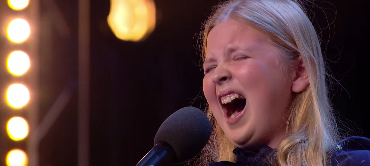 Här nockar 12-åringen juryn fullständigt med ”Defying Gravity”