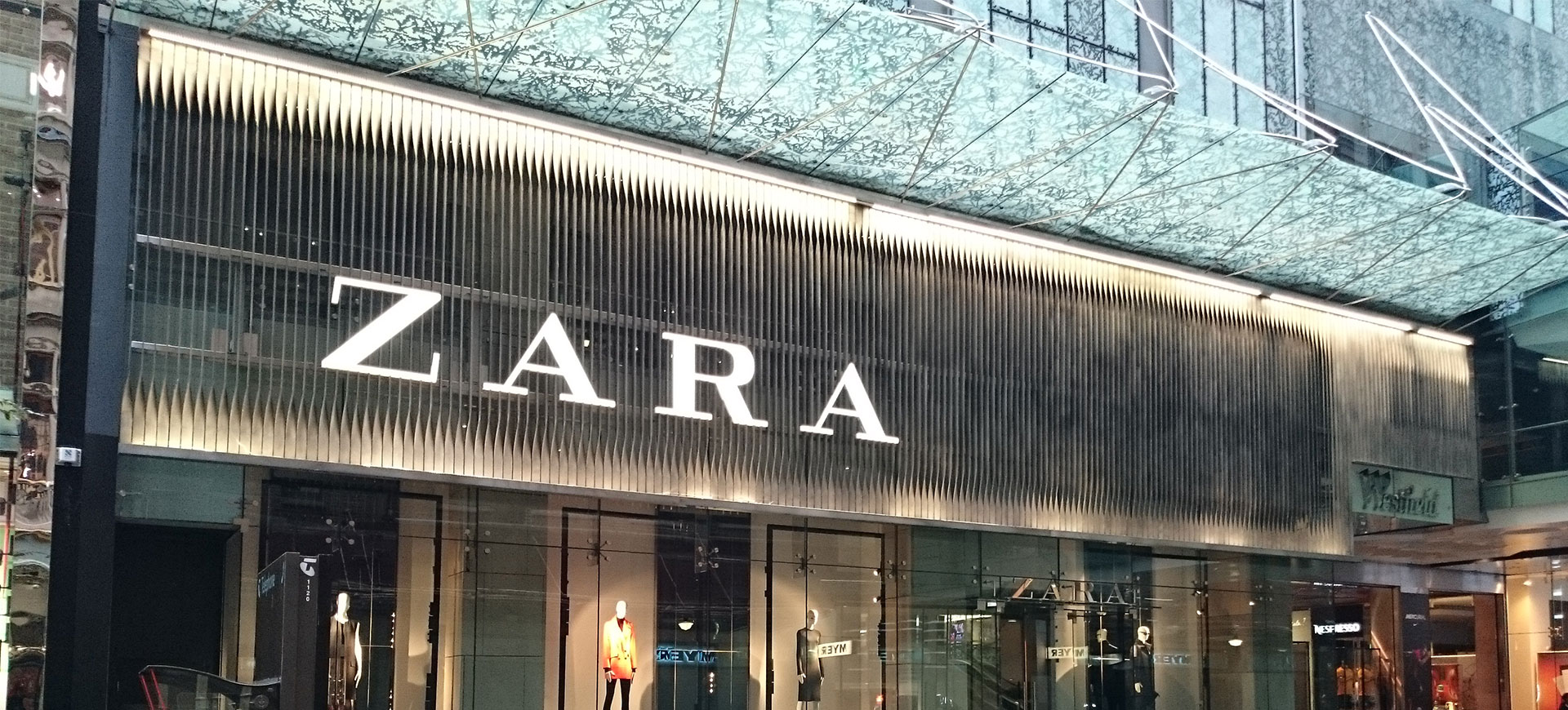 Kvinna köpte klänning på Zara – du kommer inte tro på vad som följde med på köpet