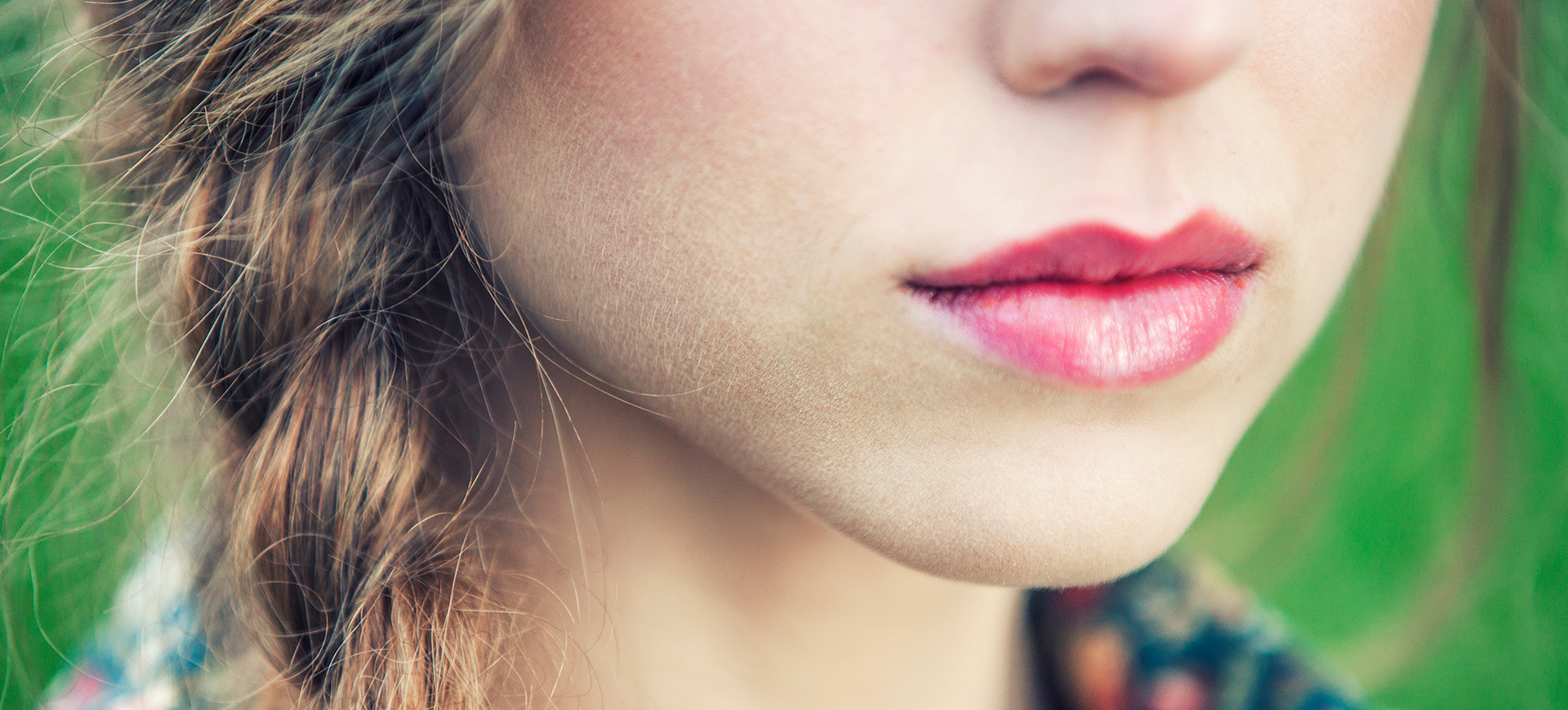 Därför ska du använda din ögonkräm på läpparna (så smart knep!)