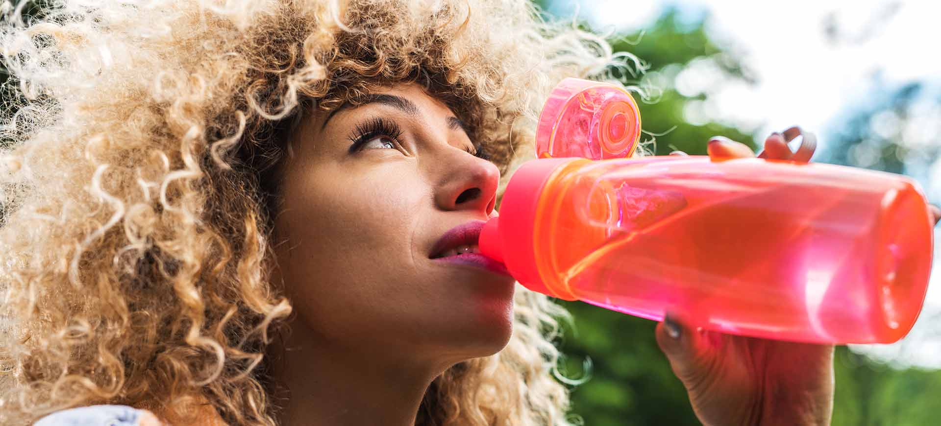 Ooops… Så mycket bakterier innehåller din vattenflaska i plast (diska den NU!)