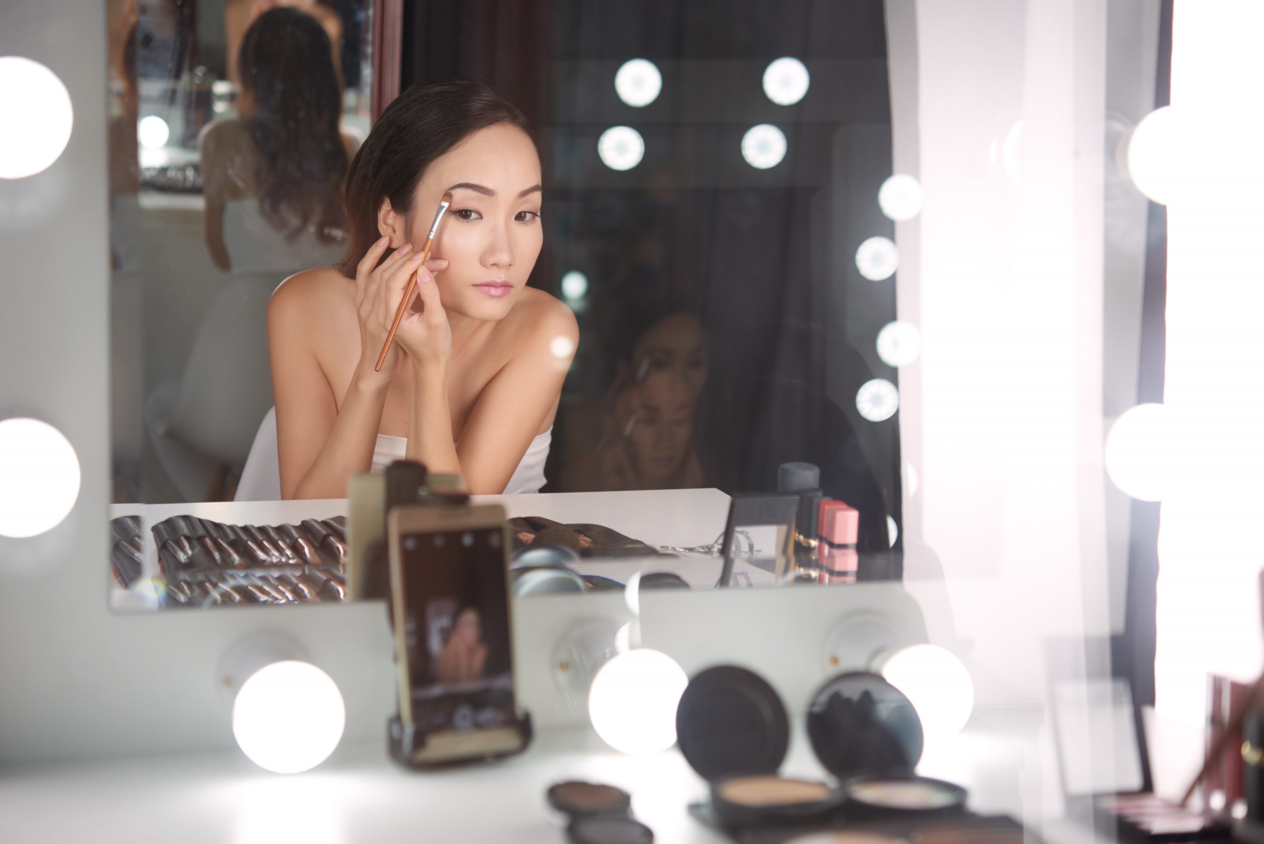 Här är nya ögonbrynstrenden – och den är ännu galnare än fjäderbrynen