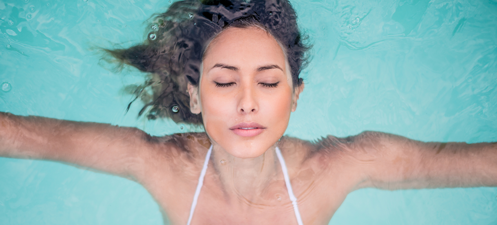 Så påverkas din hy när du badar med smink på