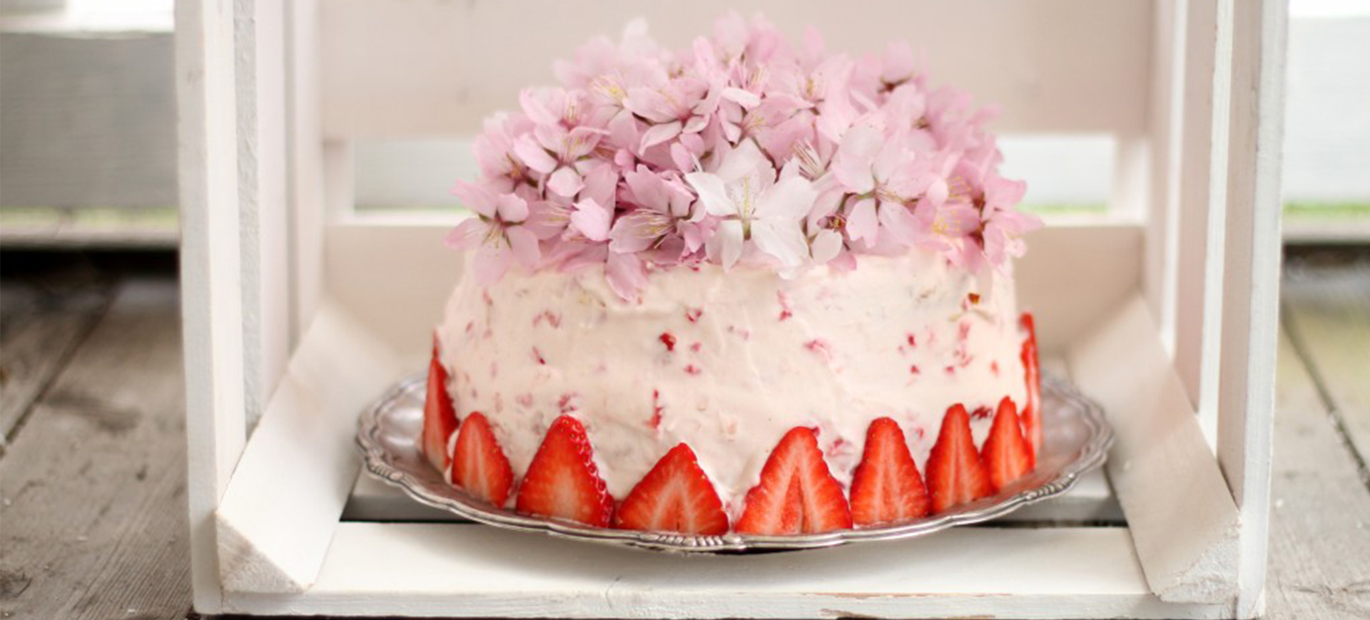 Himmelsk jordgubbstårta – perfekt till midsommar