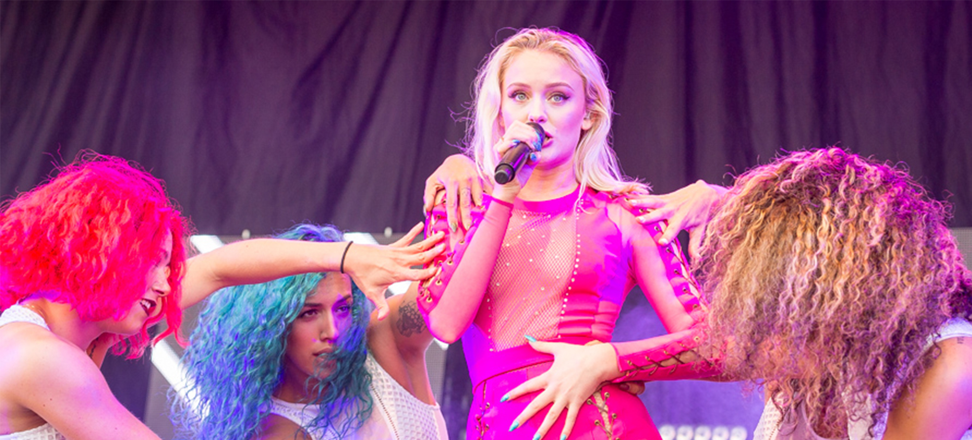 Man höll upp sexistisk skylt under Zara Larssons konsert – det skulle han inte ha gjort