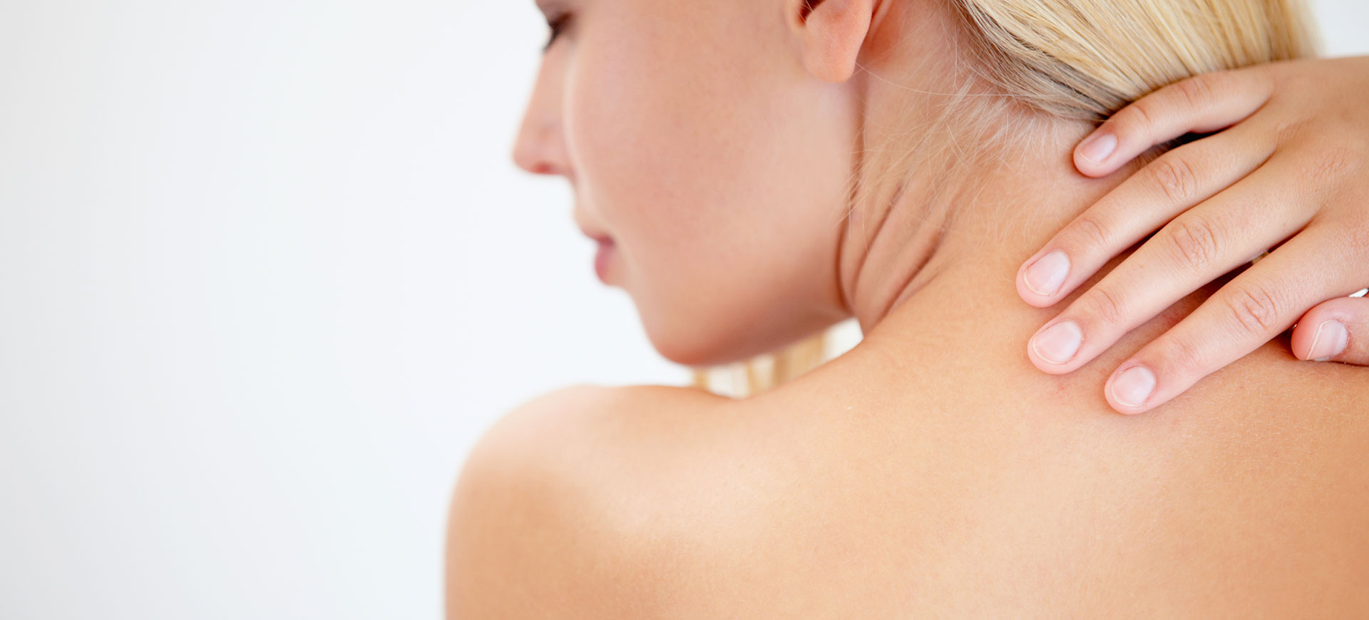 5 vanliga orsaker till ryggakne – och tips för hur du blir av med den