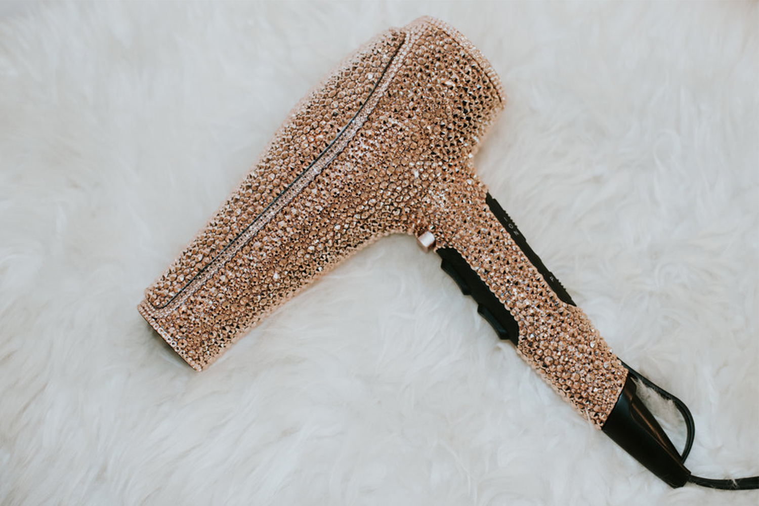 Den här hårfönen är täckt av Swarovskikristaller – kostar helt SJUKT mycket