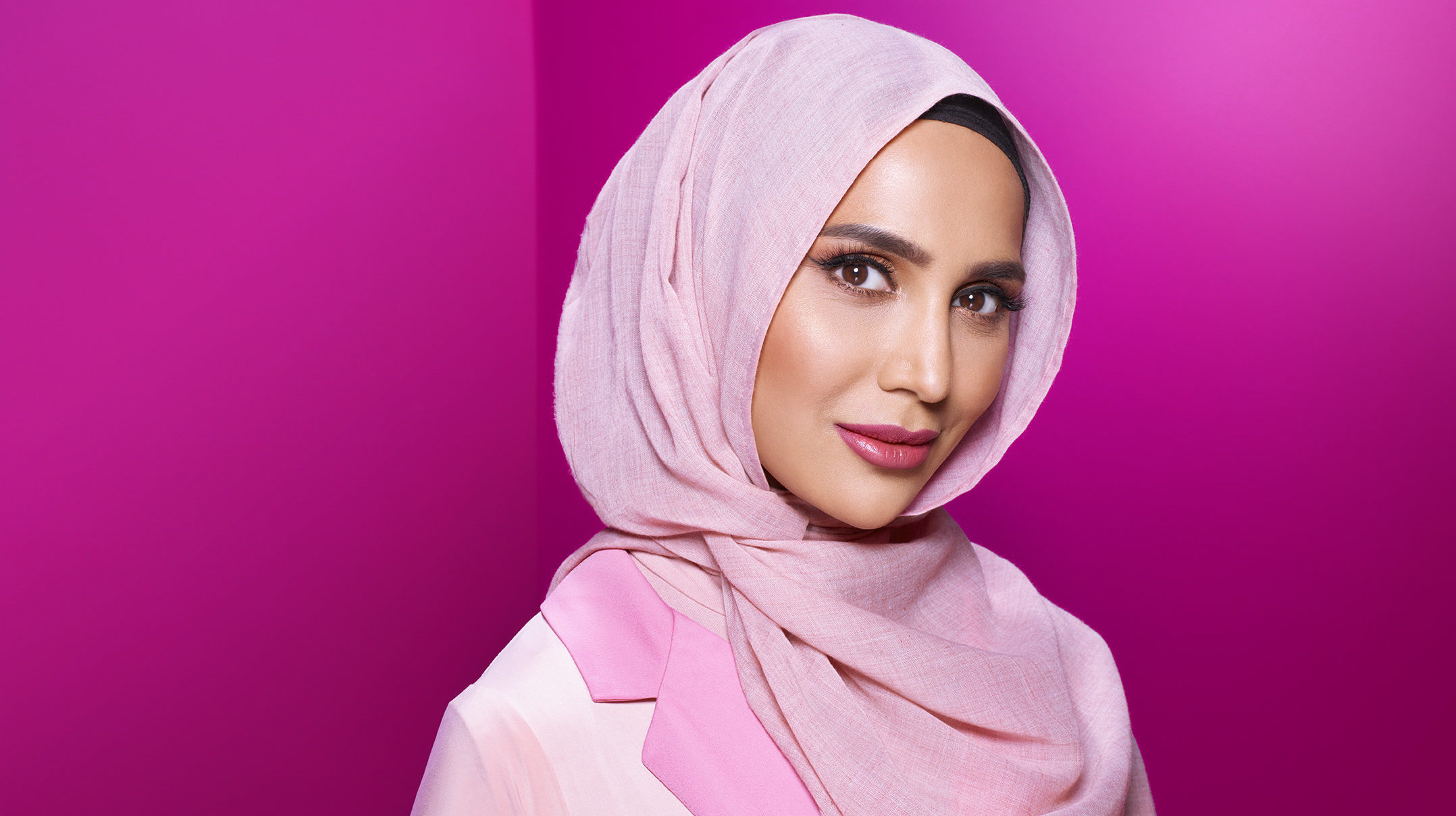 L’Oréals skriver historia – kvinna i slöja är modell för hårprodukter