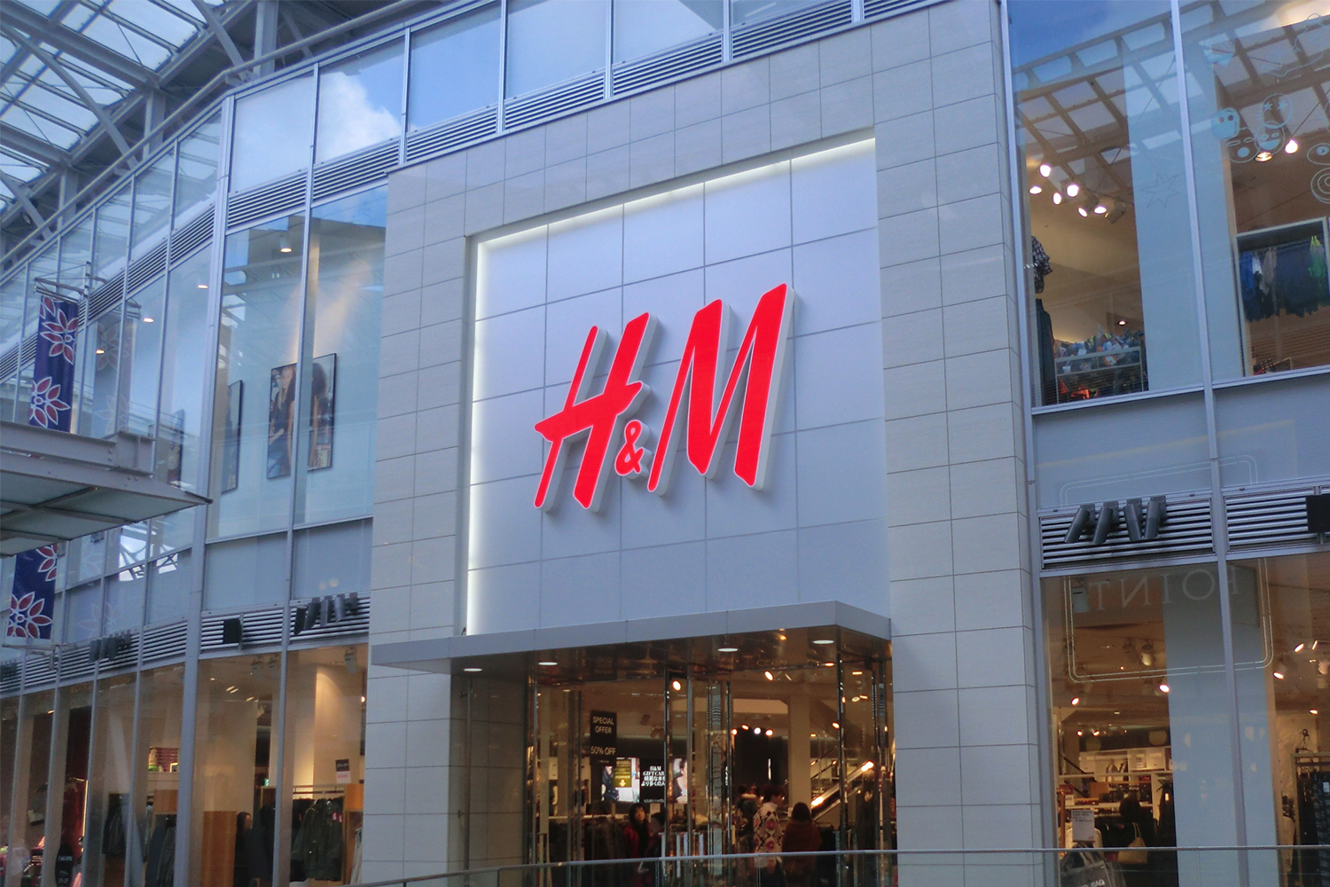 H&M lanserar nytt varumärke – svensk filmstjärna är första gästdesignern