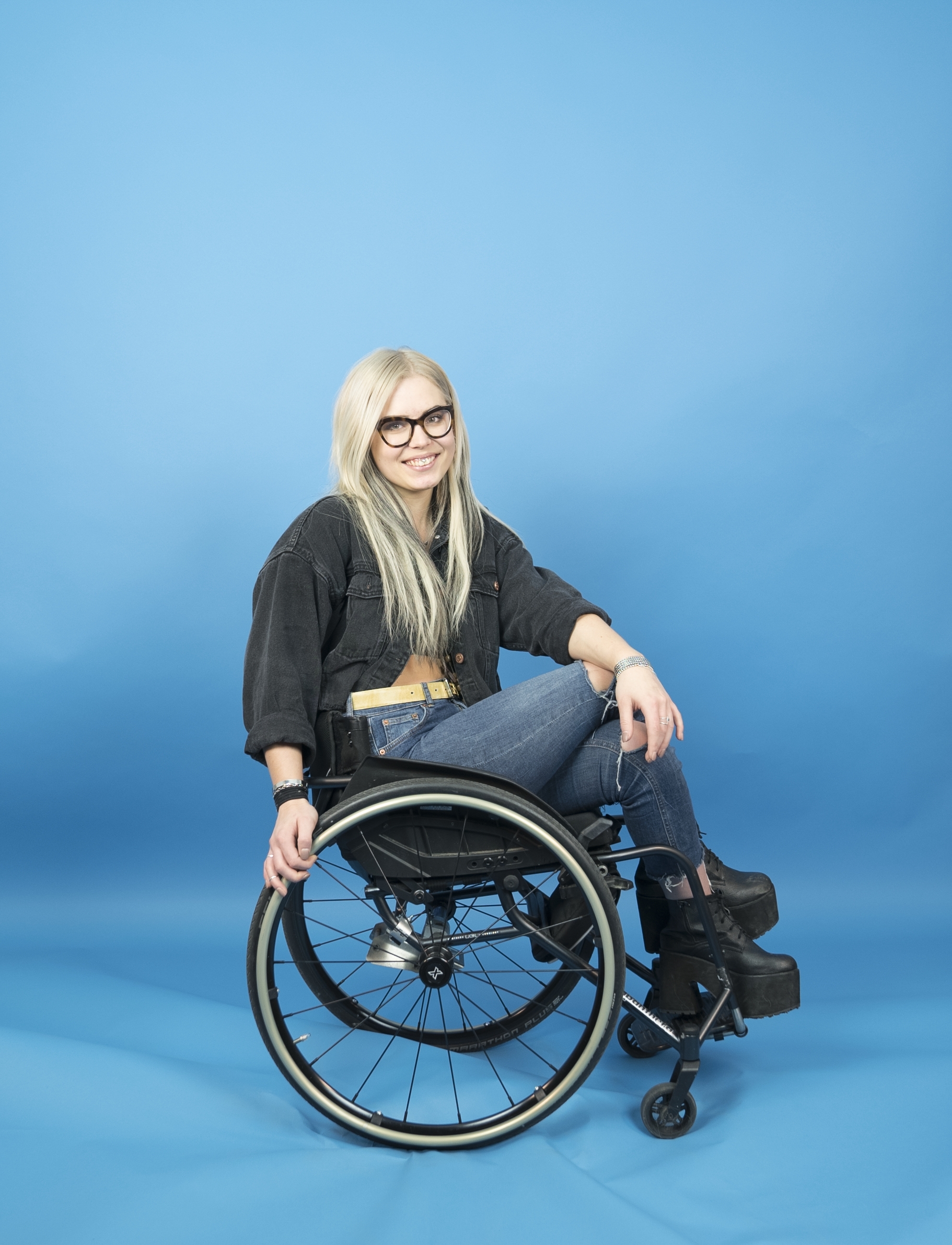 Louise Linderoth sitter i rullstol