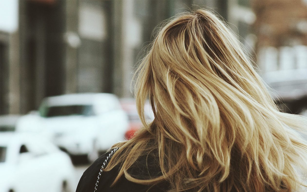 Så får du bort de gula tonerna från ditt blonda hår