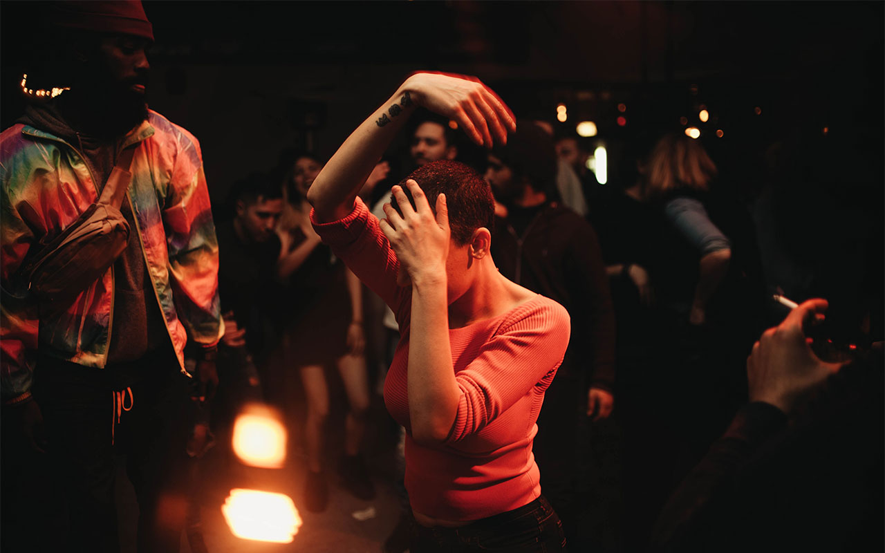 ”Är man verkligen vuxen om man fuldansar till 5 på morgonen?”