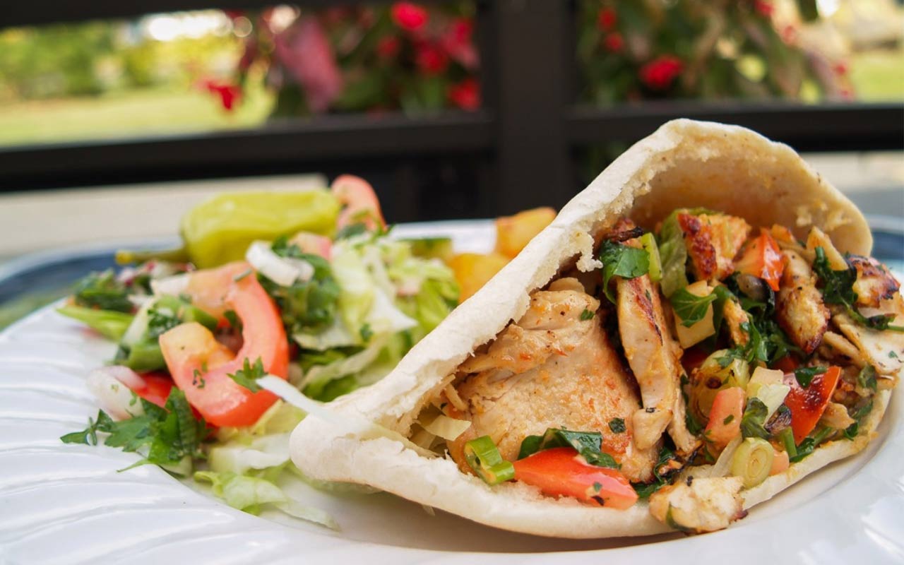 Recept: Persisk kycklingkebab med pitabröd och goda såser