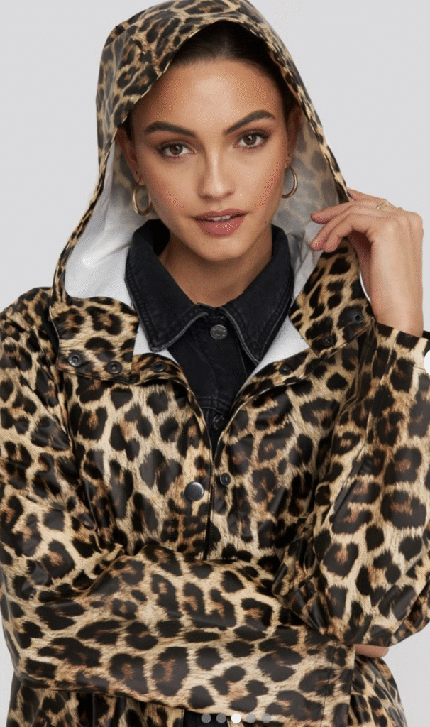 Bär en leopardmönstrad regnjacka