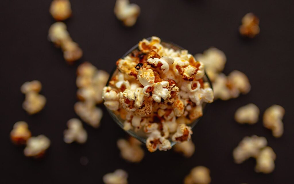 Hur poppar man popcorn i kastrull?