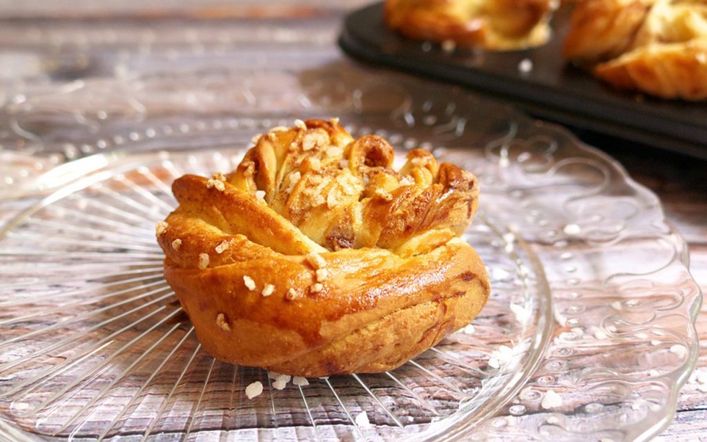 Saffransbullar mandelmassa, vit choklad och vaniljkräm.