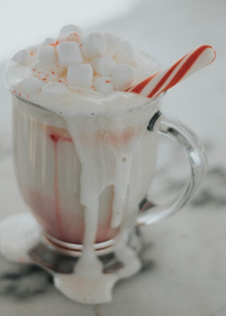 Recept på juldrinken varm vitchoklad med polkagris och pepparmynta