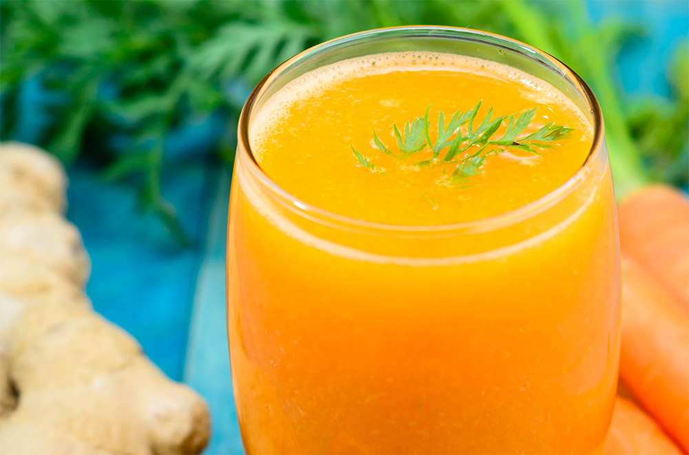 Juice med gurkmeja, morot och ingefära