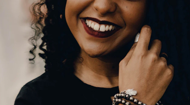 Blek tänderna med gurkmeja