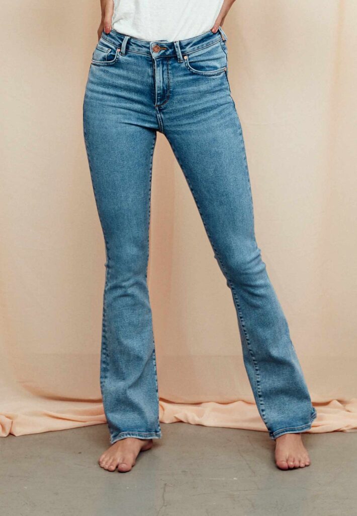 Blå utsvängda jeans