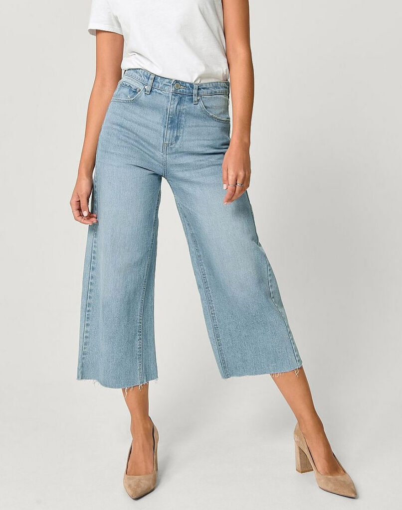 Blå lösa jeans