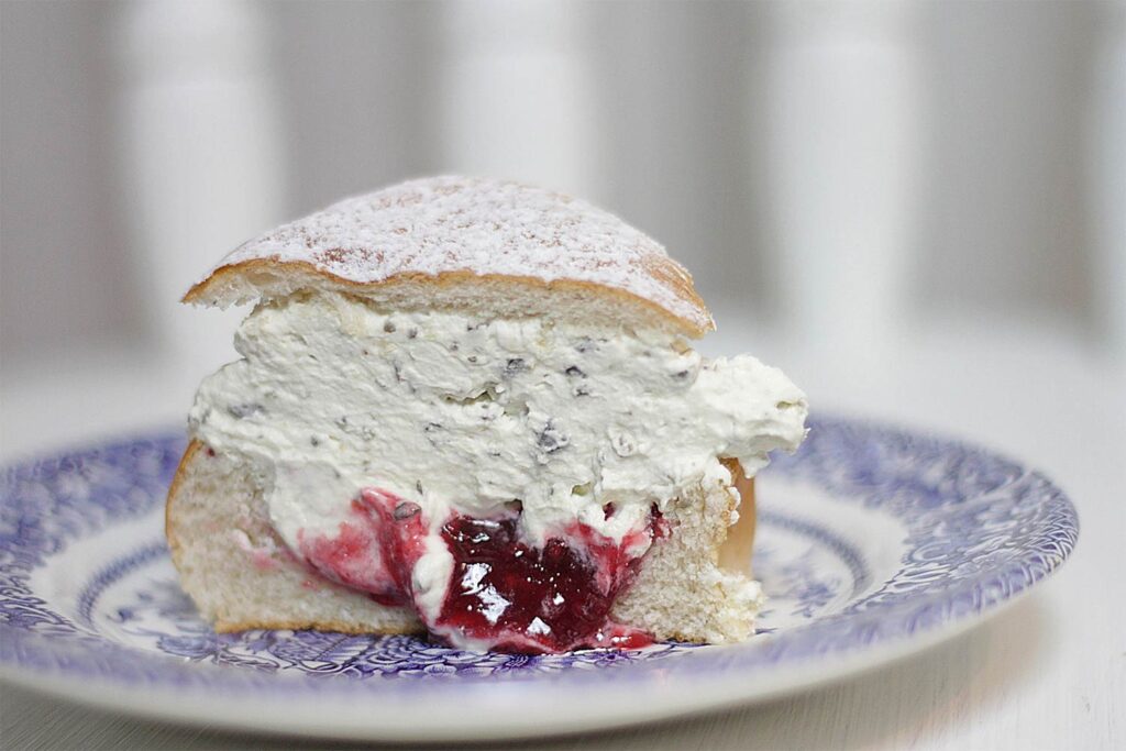 Recept på semlor, hallon och lakrits-semla