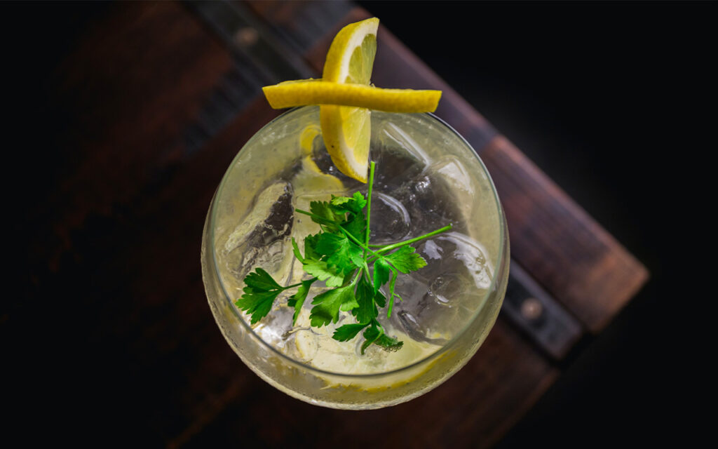 hur blandar man en gin och tonic?